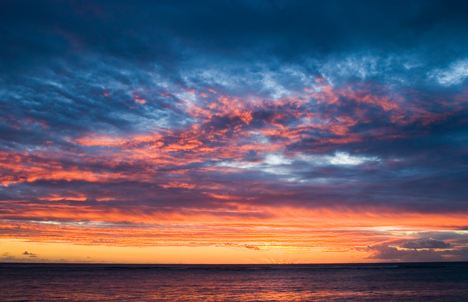 Spektakularer Sonnenuntergang uber dem Indischen Ozean, Flic En Flac Beach, Mauritius