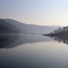 Sperrmauer am Edersee im Morgenlicht