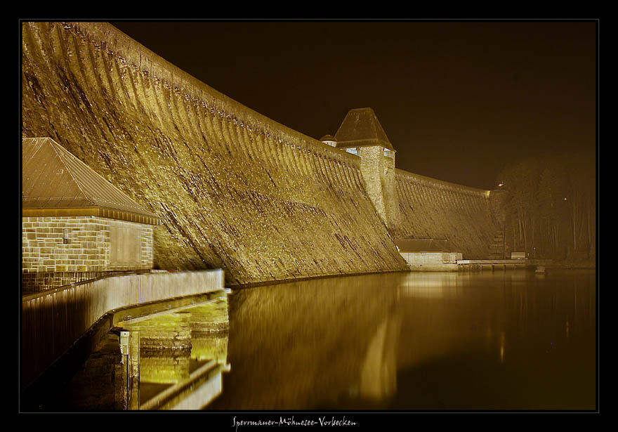 Sperrmauer bei Nacht