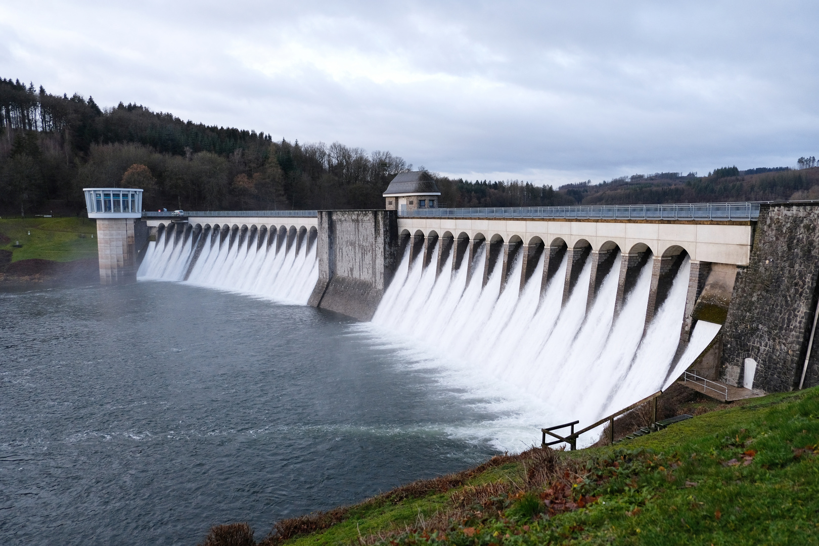 Sperrmauer der Listertalsperre