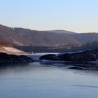 Sperrmauer im Niedrigwasser