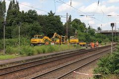 Sperrung in Sterkrade: Heinzelmännchen beim Kabelbau