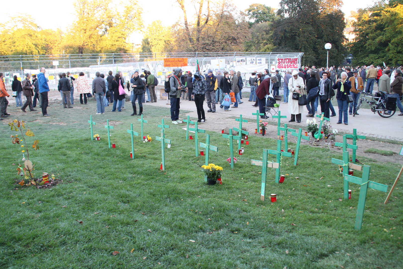 Sperrzaun und Kreuze Stuttgart Park 11.10 MoDemo