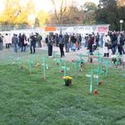 Sperrzaun und Kreuze Stuttgart Park 11.10 MoDemo