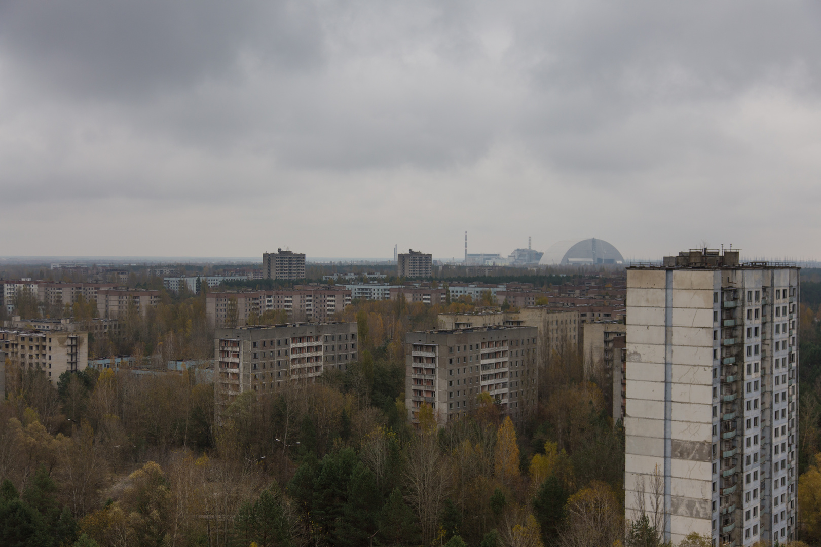 Sperrzone von Tschernobyl - Pripyat mit Blick auf den Reaktor