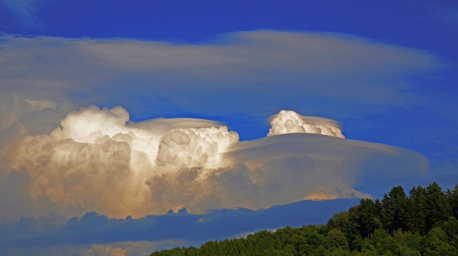 spezielle Wolkenformation als Hinweis auf Sturm bringendes Wetter