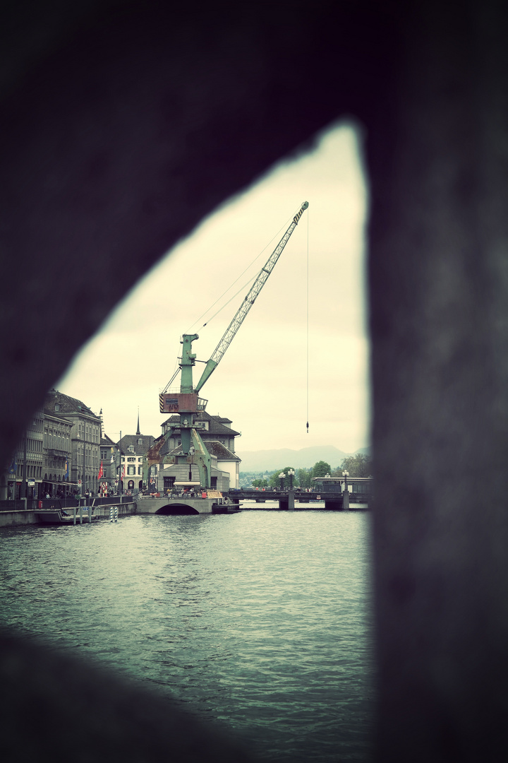 Spezieller Blickwinkel auf den Hafenkran in Zürich