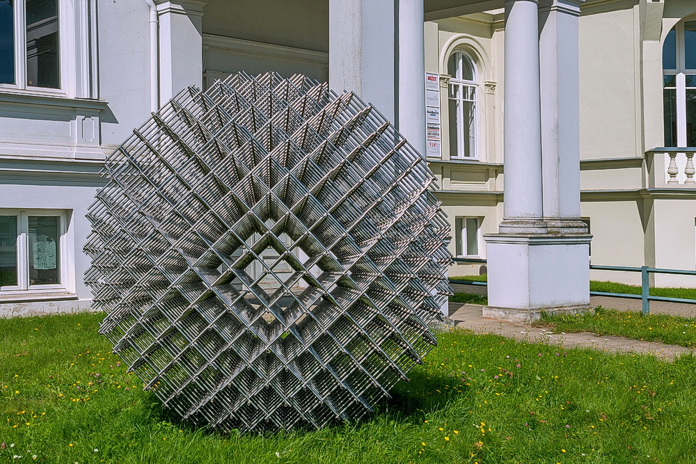 "Sphäre Trames" ( Rasterkugel ) von Francois Morellet 