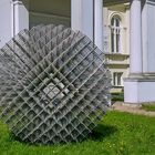 "Sphäre Trames" ( Rasterkugel ) von Francois Morellet 