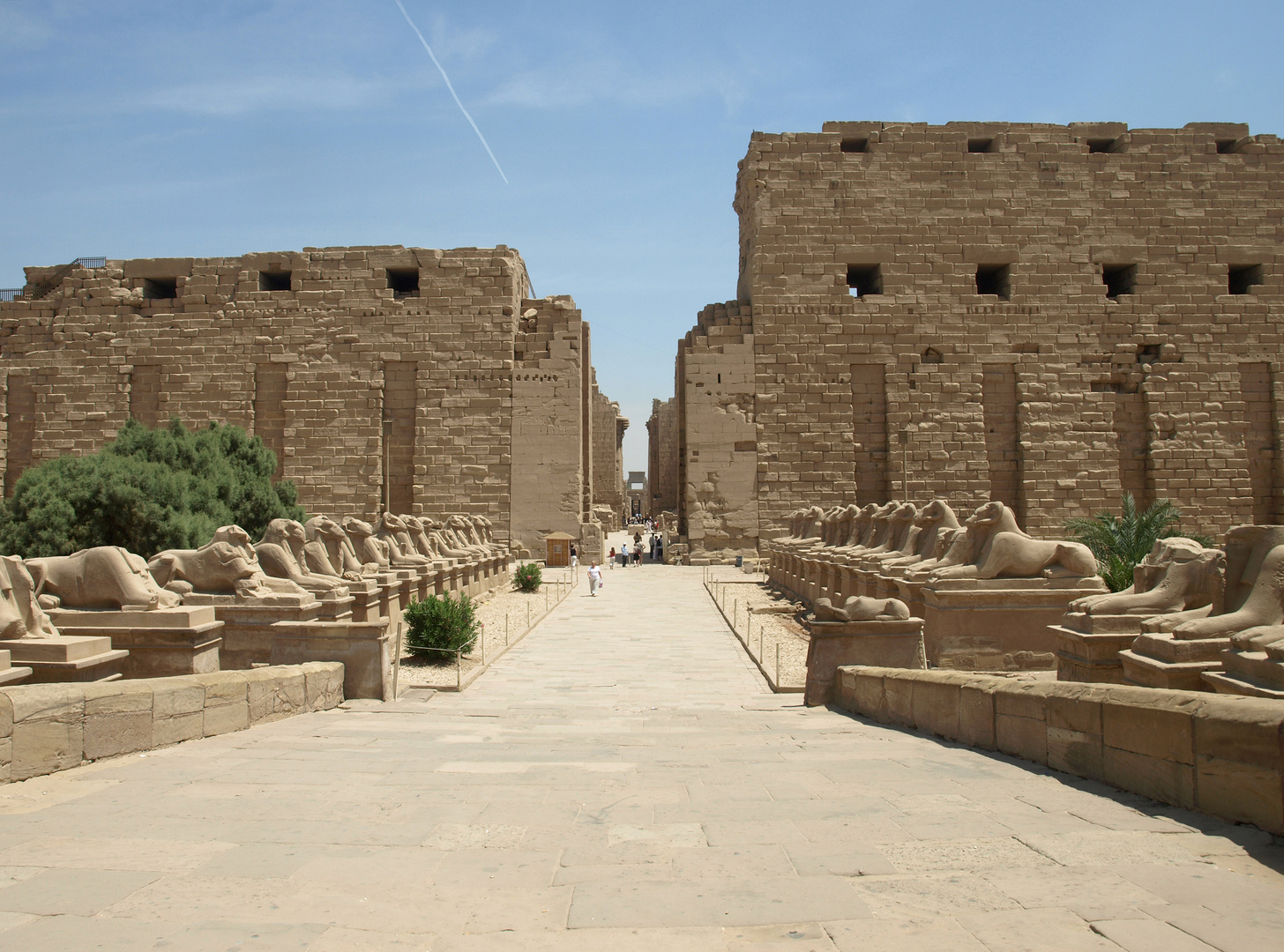 Sphingen-Allee vor dem 1.Pylon des Karnak-Tempels in Luxor