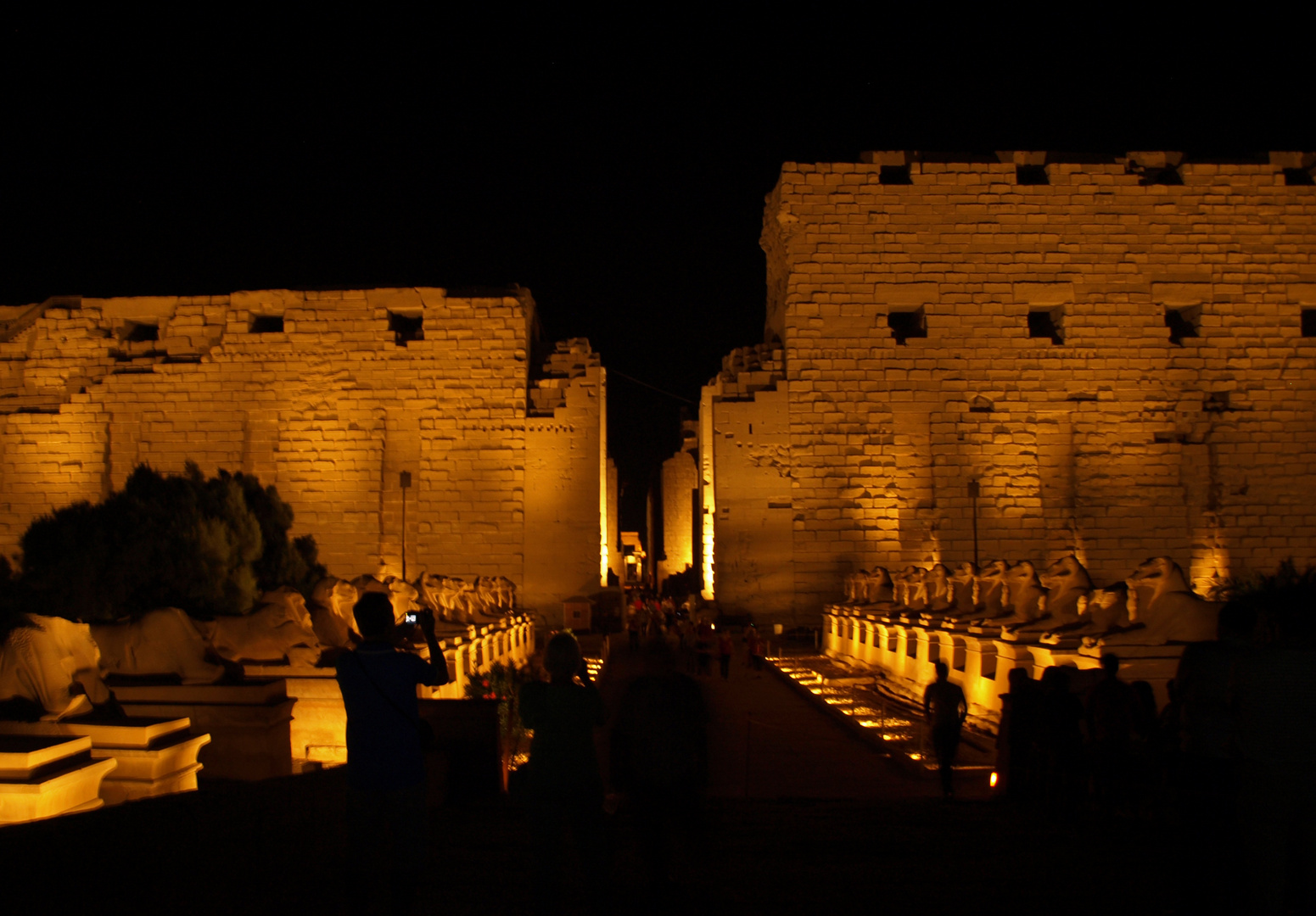 Sphingen und 1. Pylon des Karnak-Tempel bei Nacht
