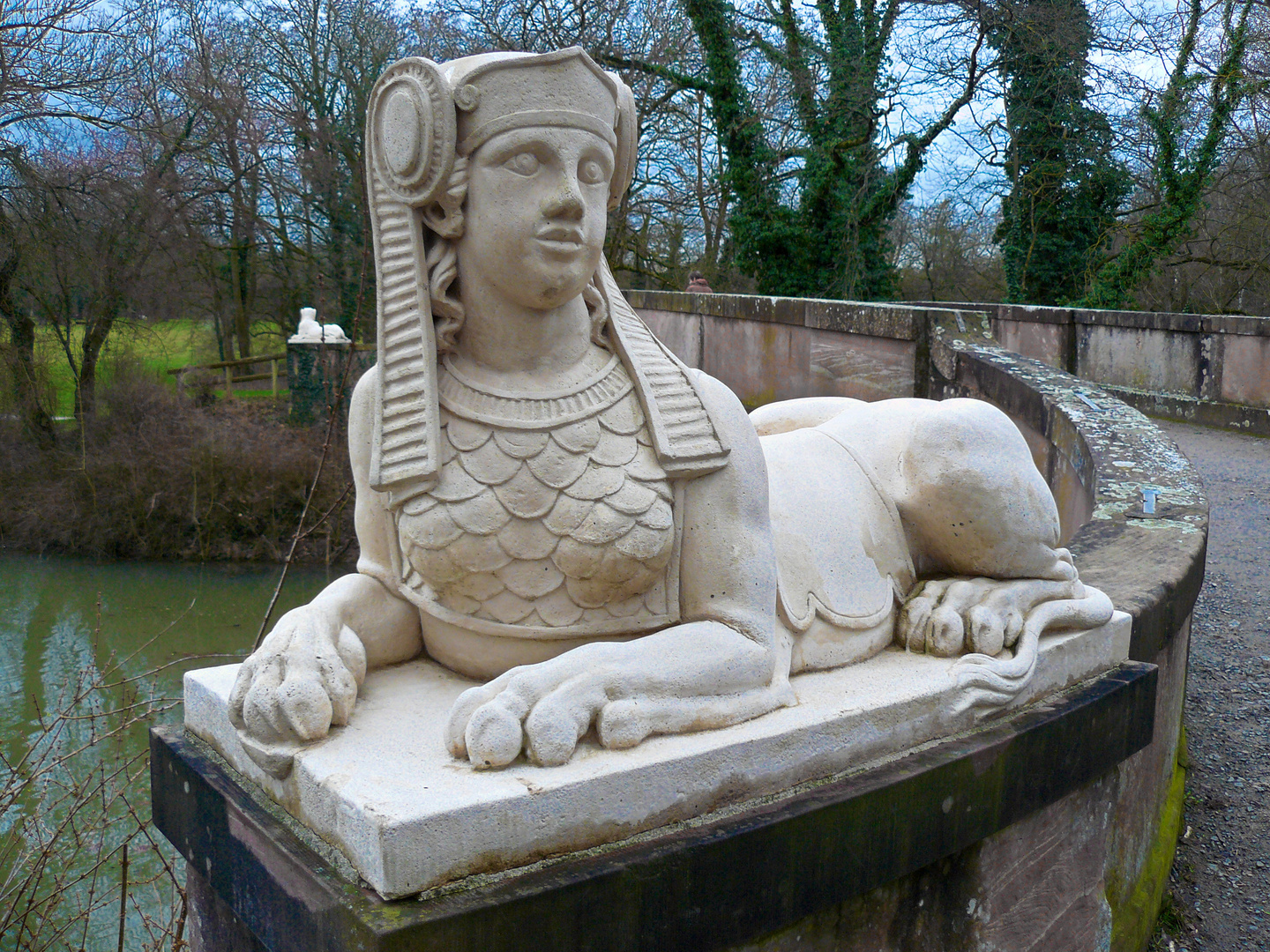 Sphinx Skulptur auf der Roten Brücke