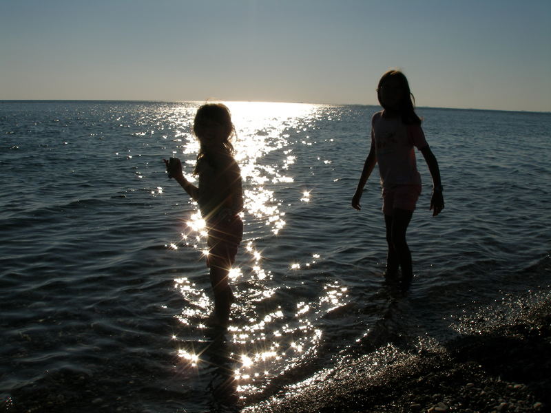 spiaggia con soggetti in controluce