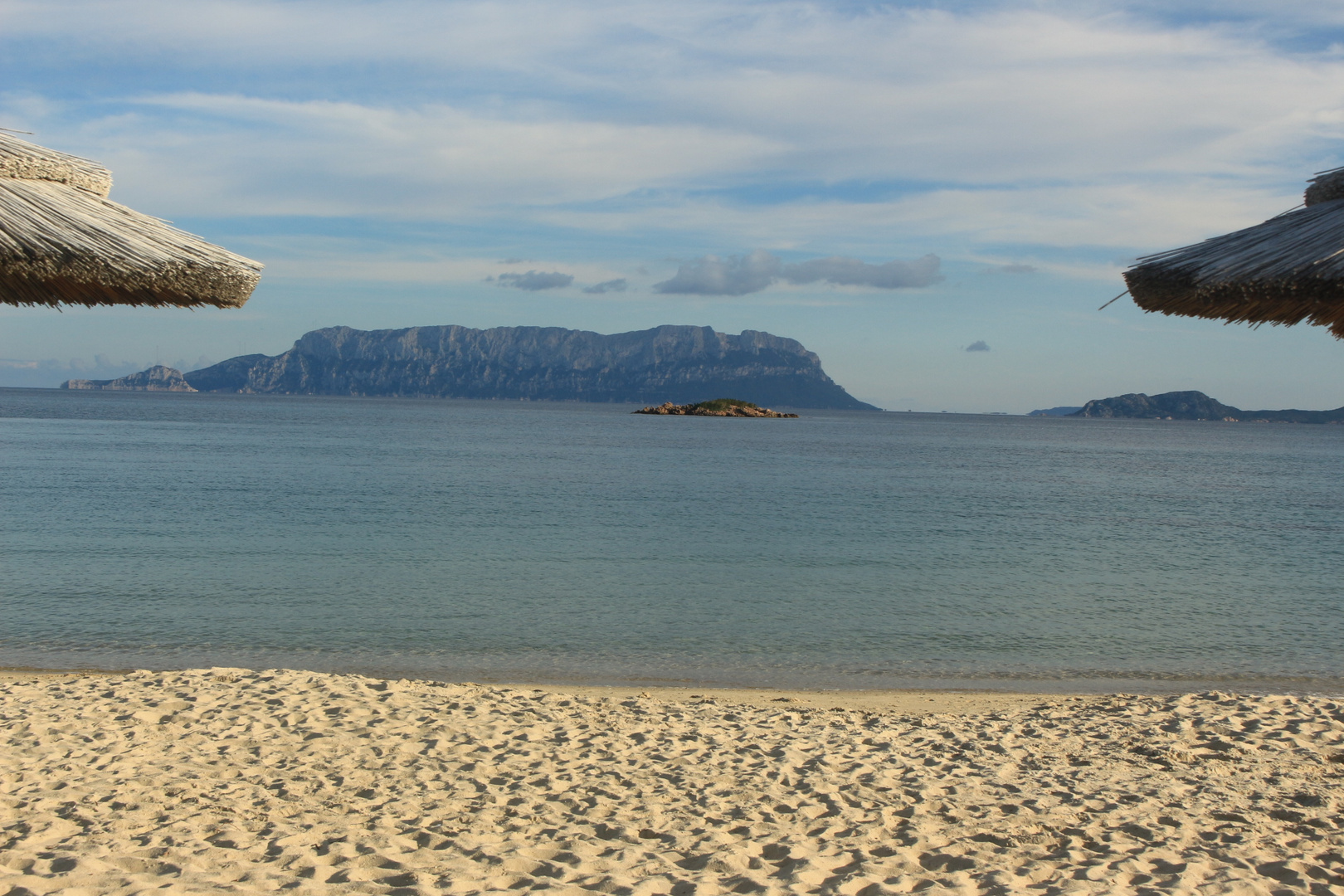 Spiaggia di Cala Sassari an der Costa Smeralda mit der Insel Tavolara im Hintergrund