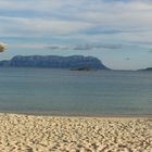 Spiaggia di Cala Sassari an der Costa Smeralda mit der Insel Tavolara im Hintergrund