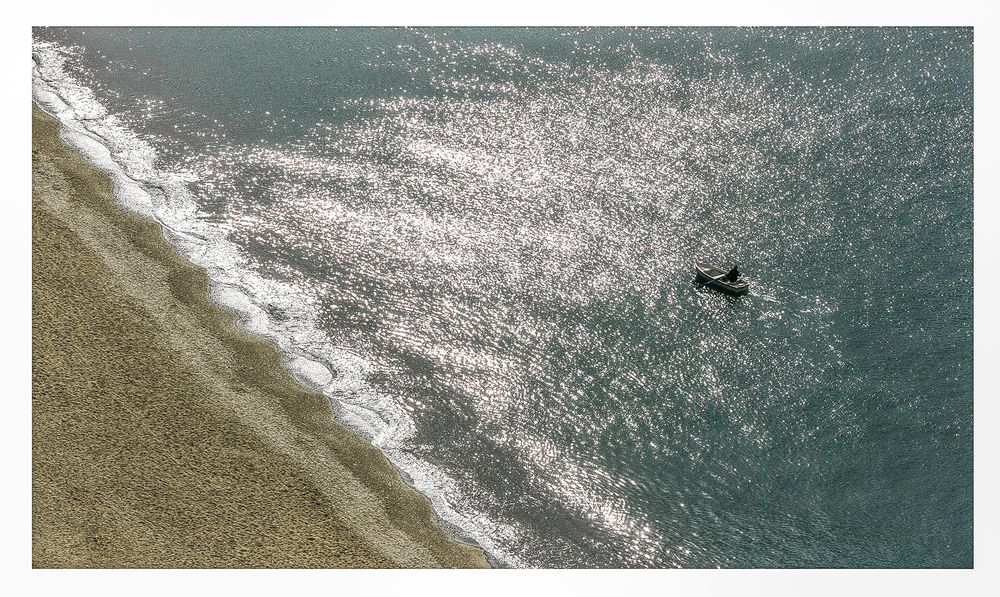 Spiaggia e barca in controluce