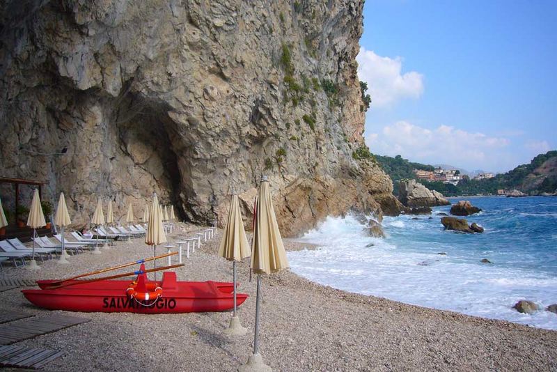 Spiaggia in attesa di turisti. Autunno,Taormina.