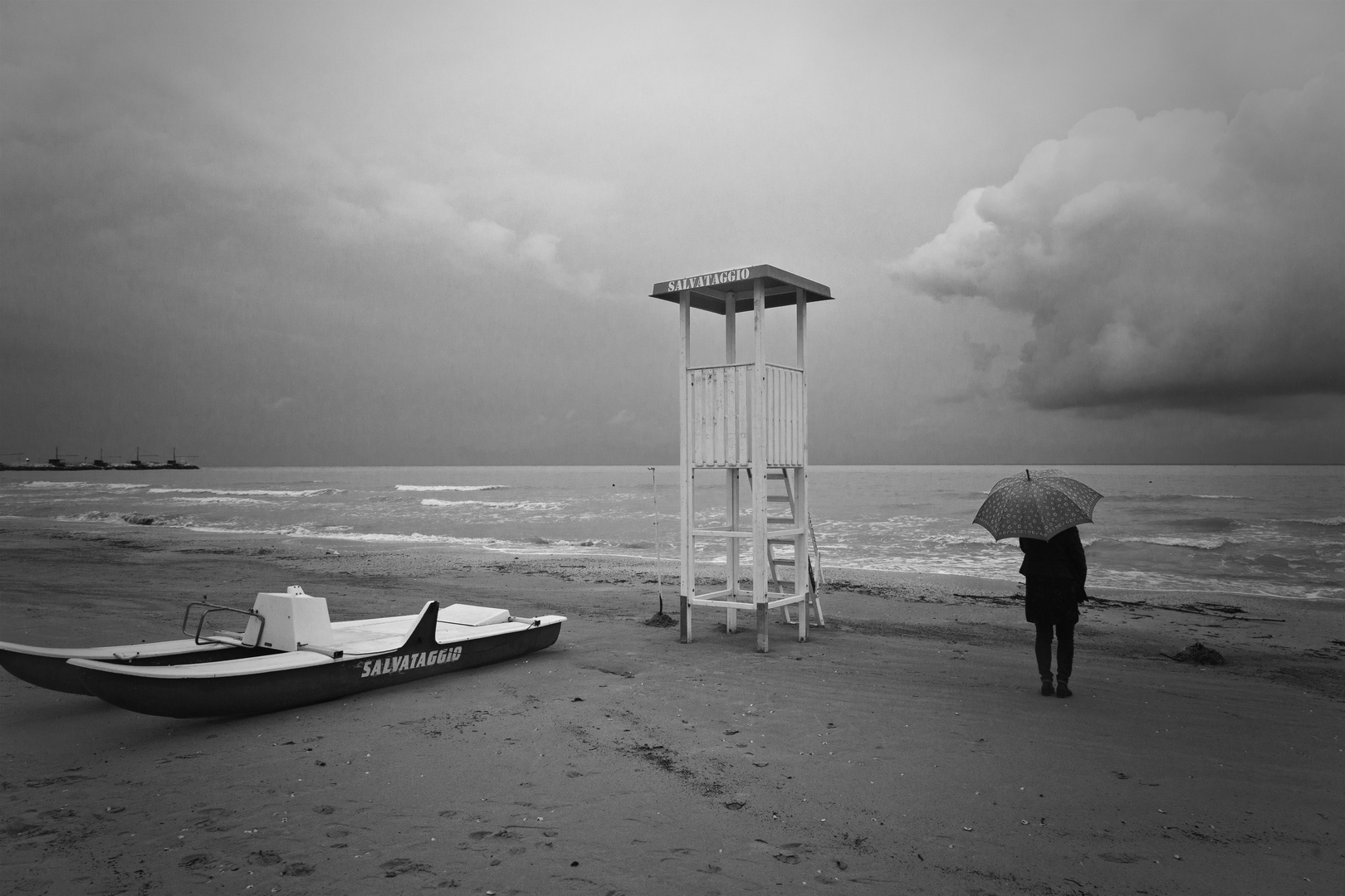 Spiaggia in giorno di pioggia