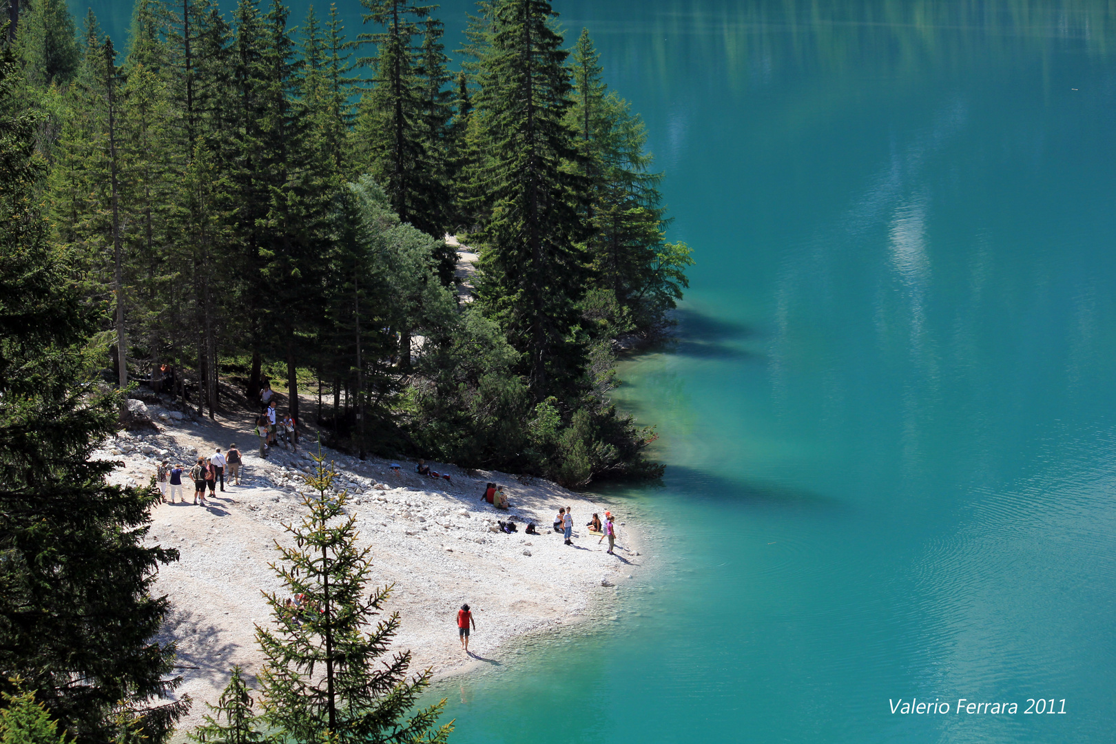 Spiaggia sul lago di Braies