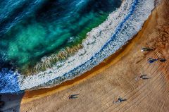 spiagia di buggerru con persone