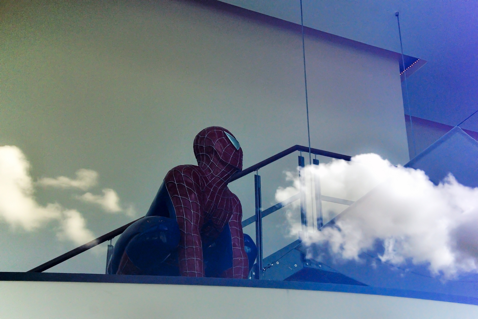 Spiderman über den Wolken