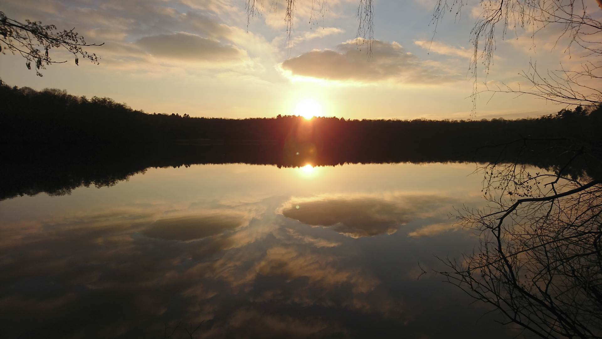 Spiegel der Sonne am himmlischen Abend 