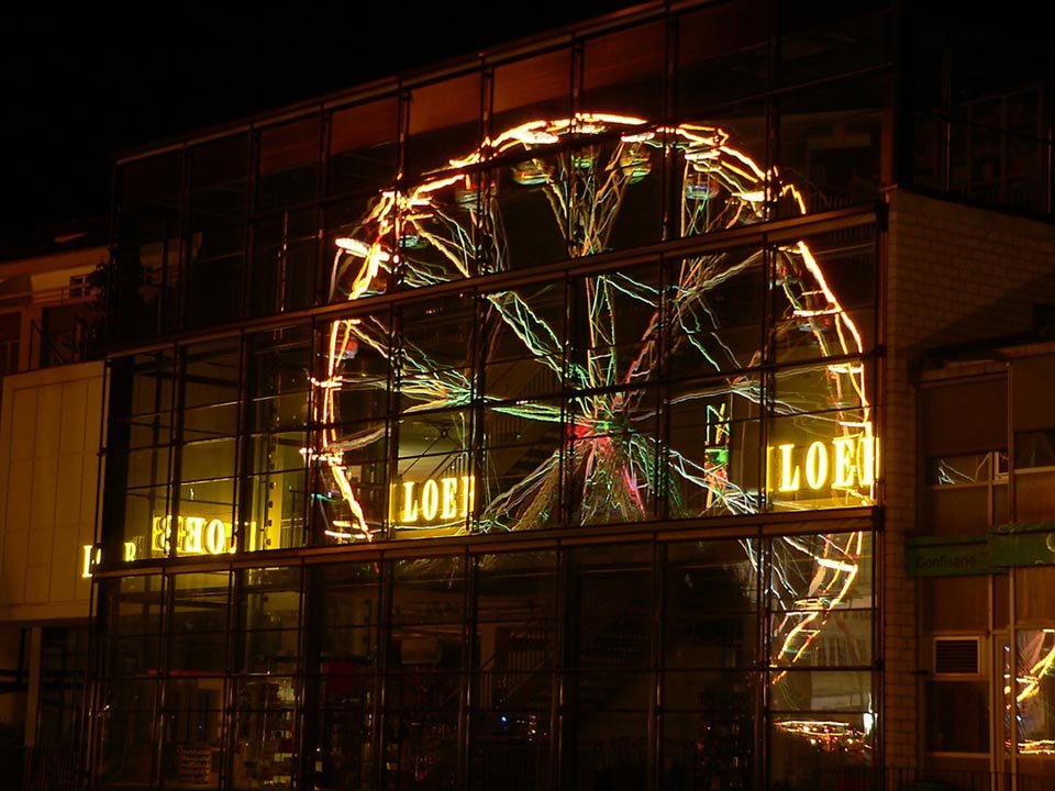 Spiegel des Riesenrads in Thun