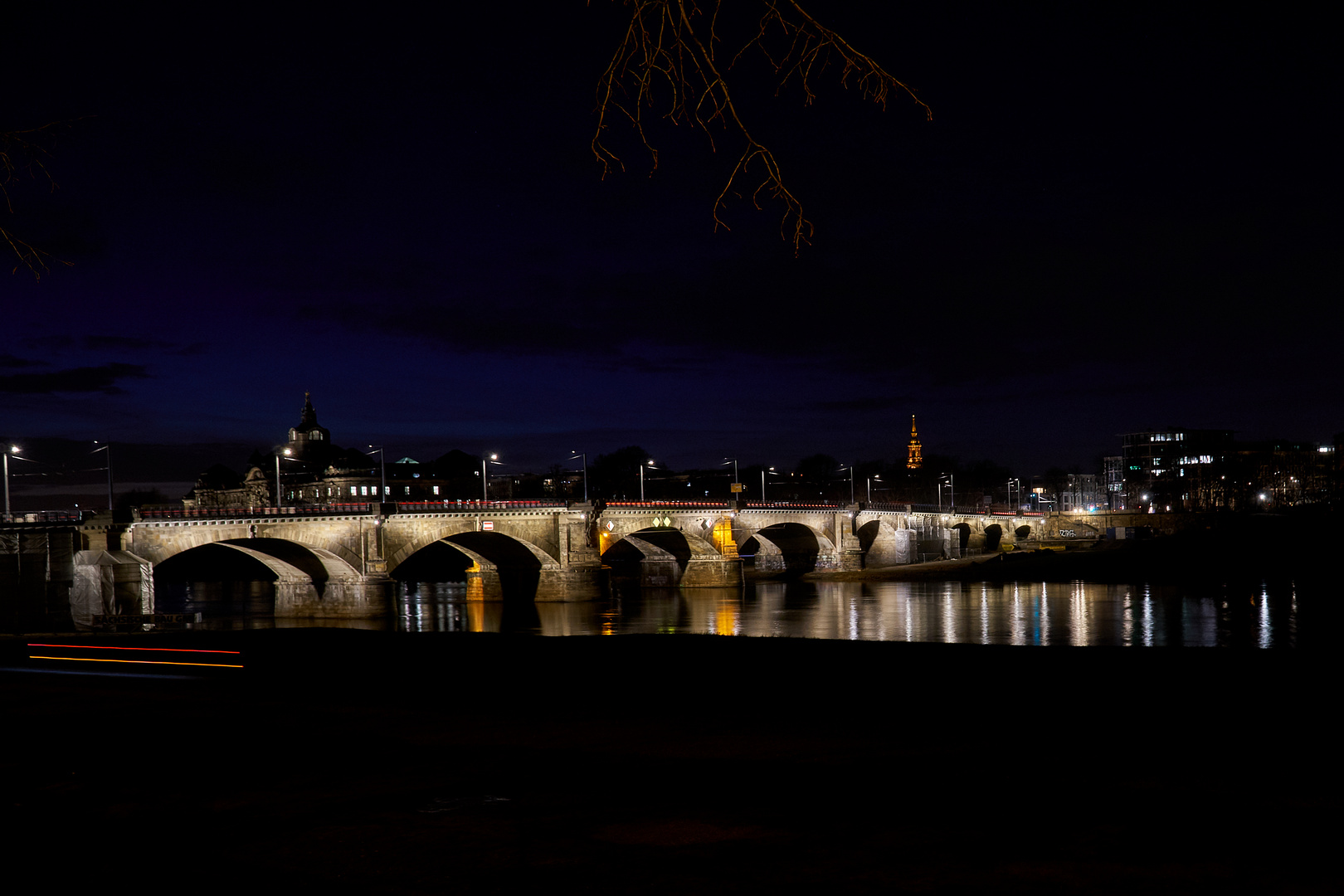 Spiegel-Elbe an der Albertbrücke,  König-Albert-Brücke