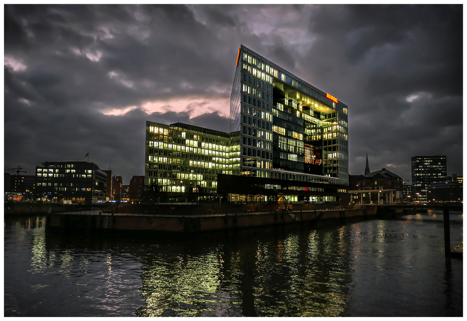 Spiegel-Gebäude am Abend