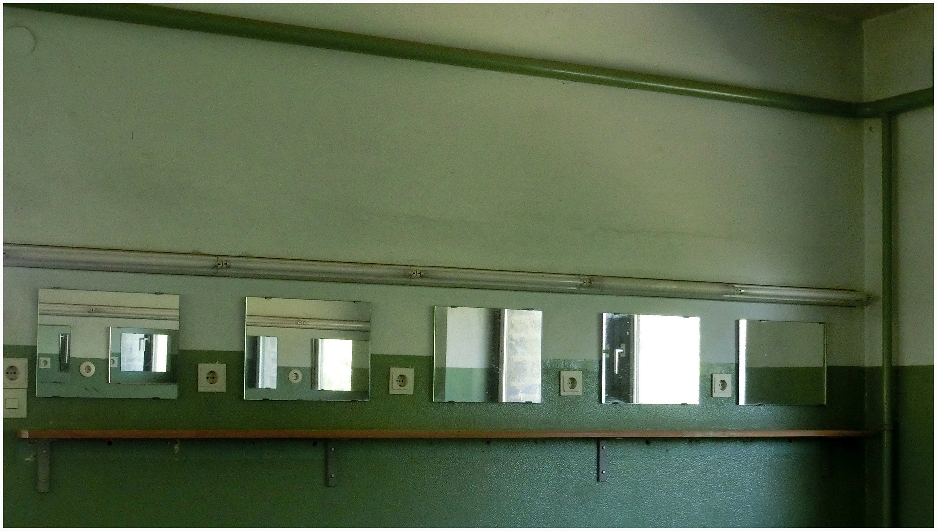 Spiegel im Hundertschaftshaus; Detail eines Systems
