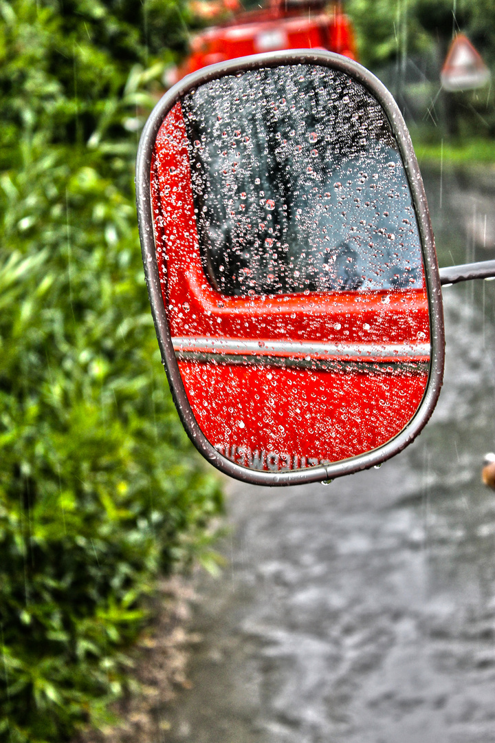 Spiegel im Regen