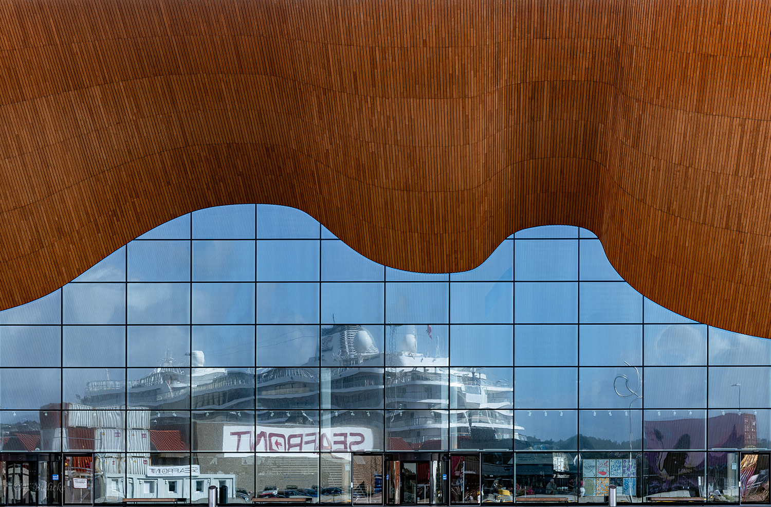 Spiegel mit Holzrahmen