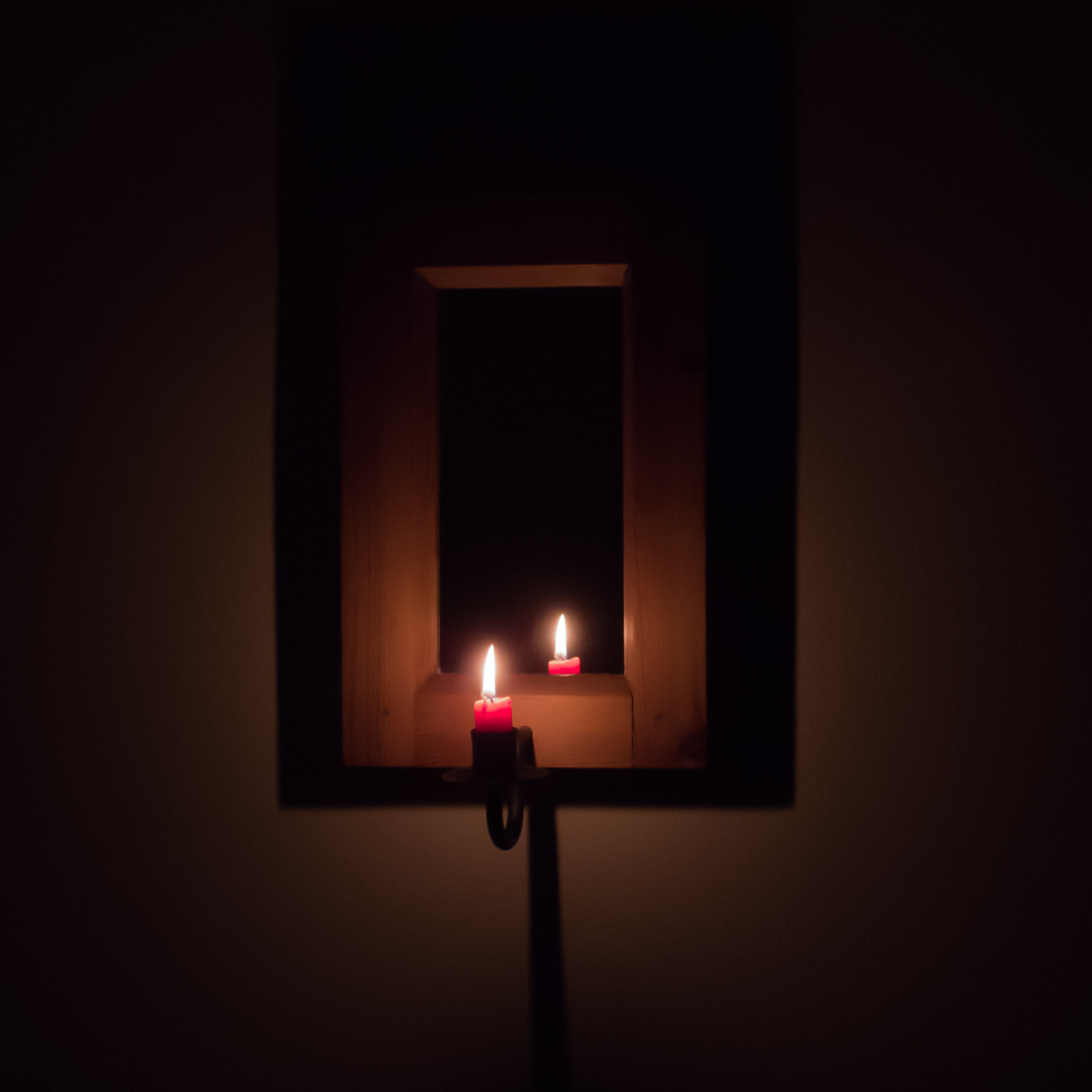 Spiegel mit Kerze und Holzrahmen