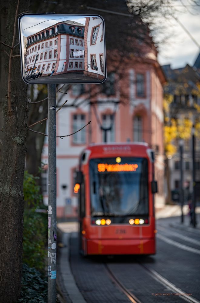 Spiegel und Strassenbahn | Mainz