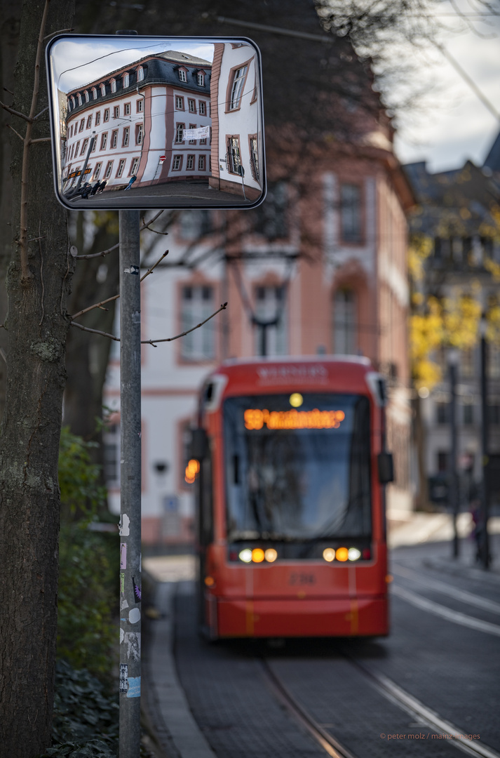 Spiegel und Strassenbahn | Mainz