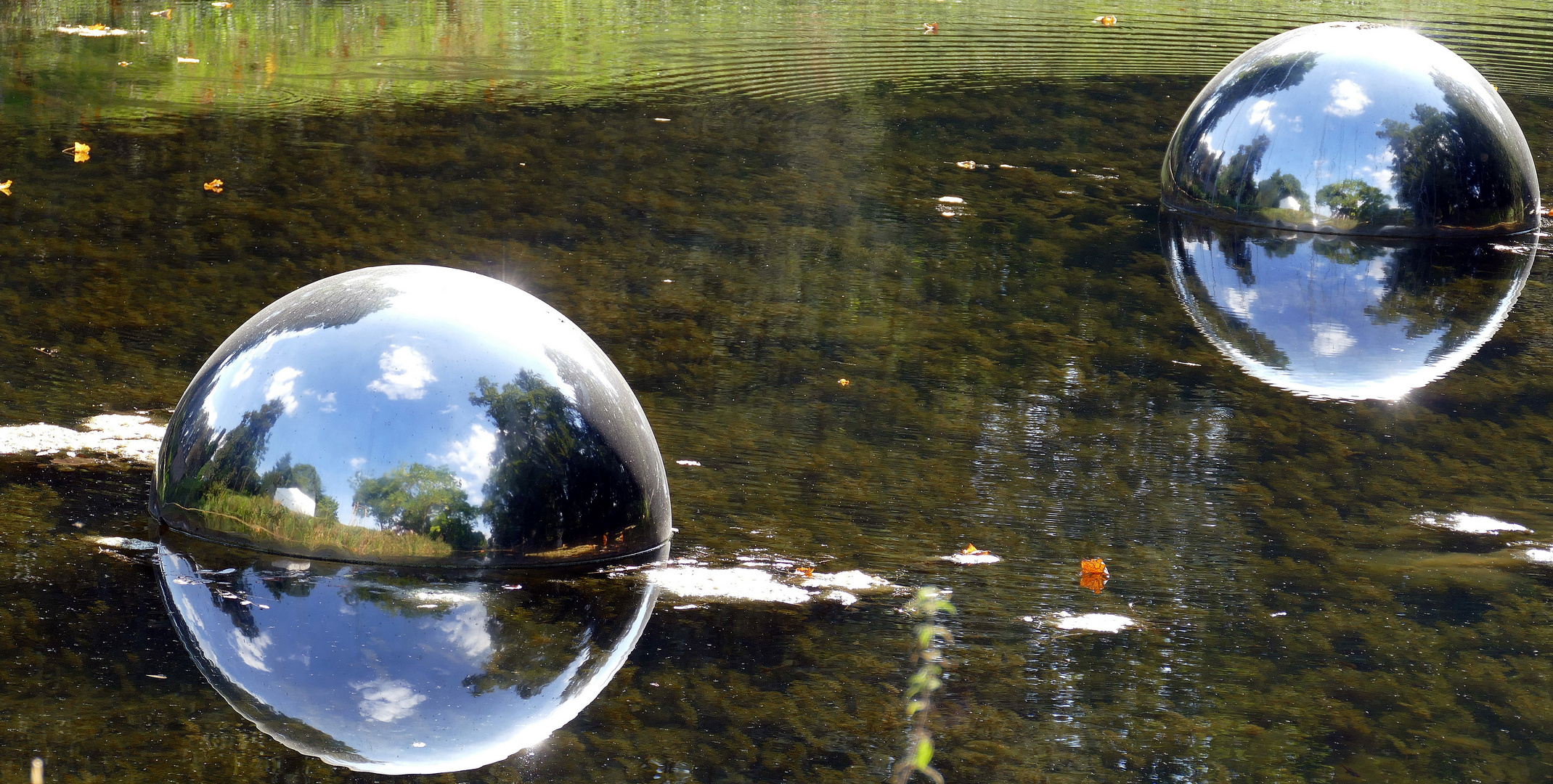 Spiegelbälle im Wassergraben