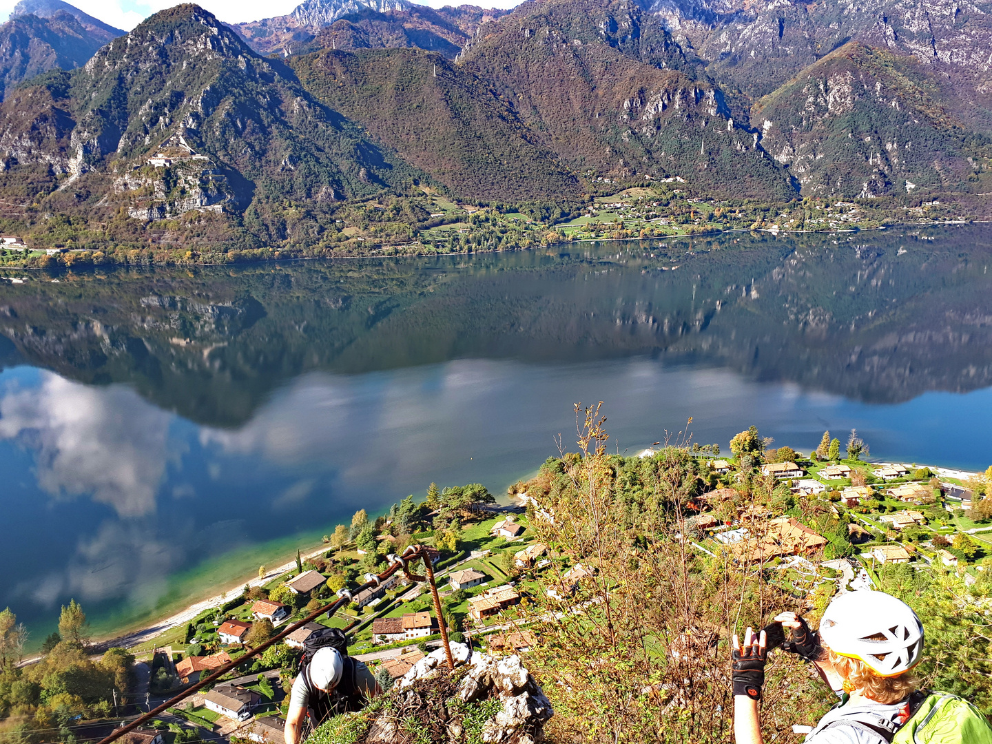 Spiegelbild am Idrosee aus der Klettersteigperspektive