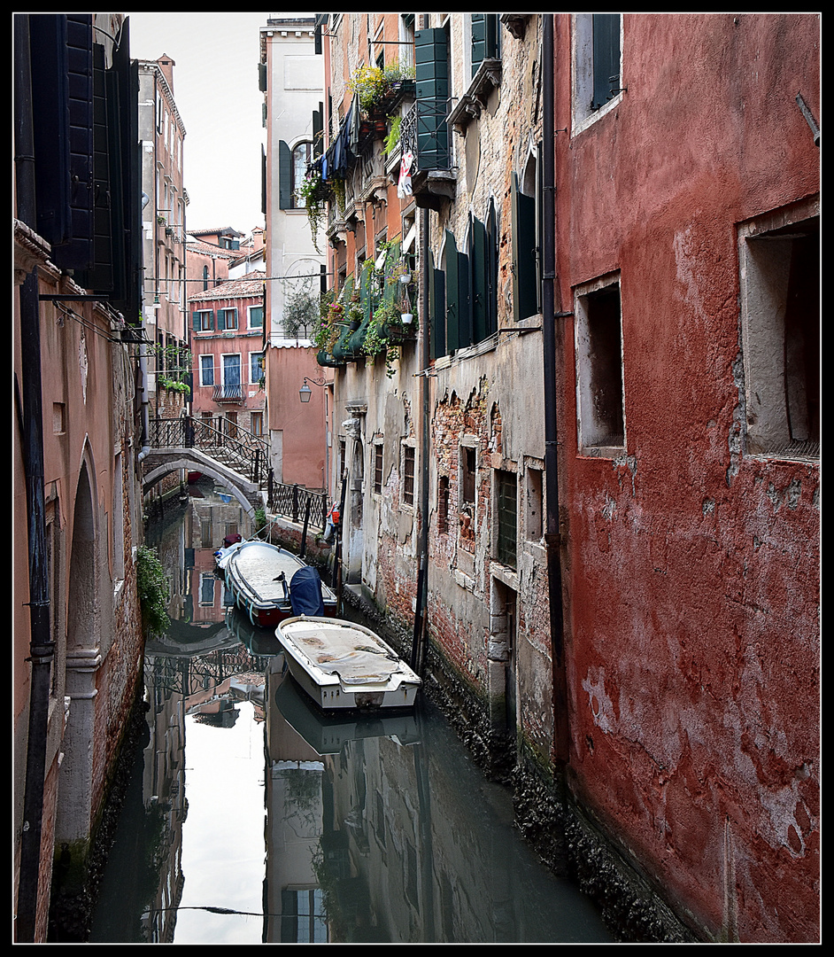 Spiegelbild auf einem idyllischen Kanal in Venedig...Heute ist Spiegeltag