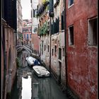 Spiegelbild auf einem idyllischen Kanal in Venedig...Heute ist Spiegeltag