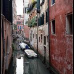 Spiegelbild auf einem idyllischen Kanal in Venedig...Heute ist Spiegeltag