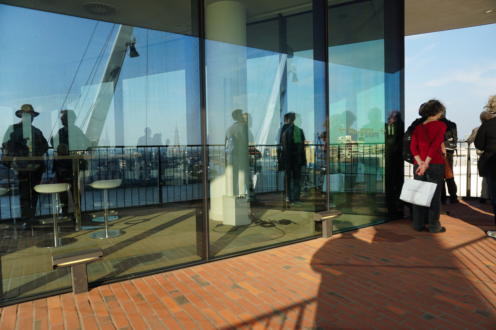 Spiegelbild Aussichtsbereich der Hamburger Elbphilharmonie