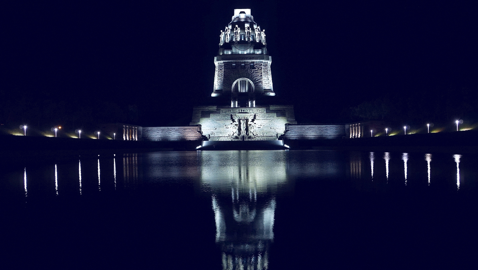 SpiegelBild - Bild (das Völkerschlachtdenkmal bei Nacht)