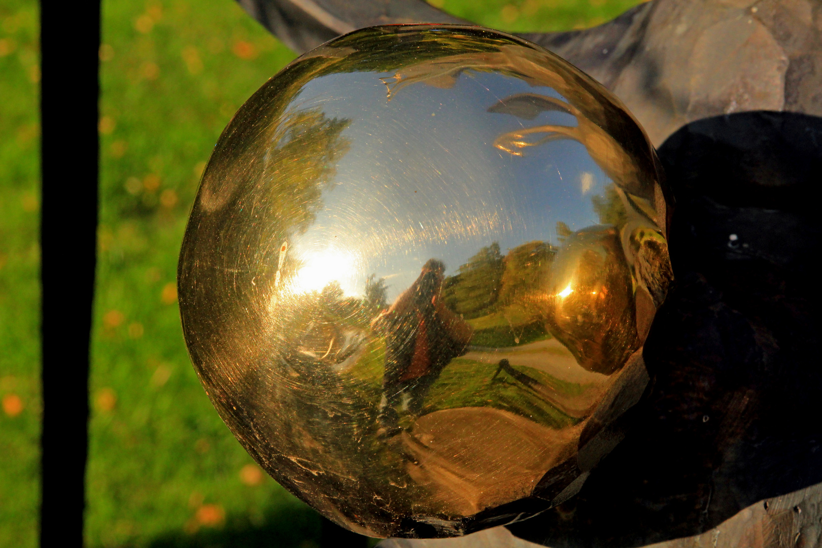 Spiegelbild des Fotografen im Skulpturenpark Klute-Waldemai in Schmallenberg-Niedersorpe 2