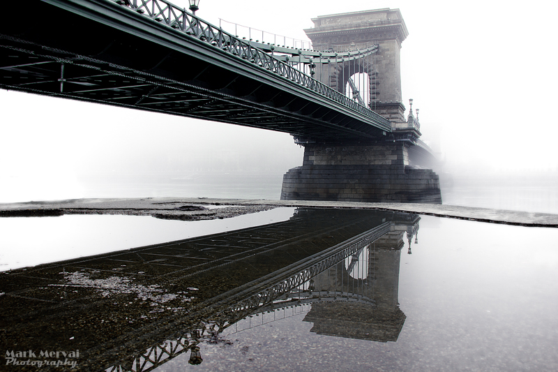 Spiegelbild einer Brücke