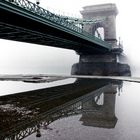 Spiegelbild einer Brücke