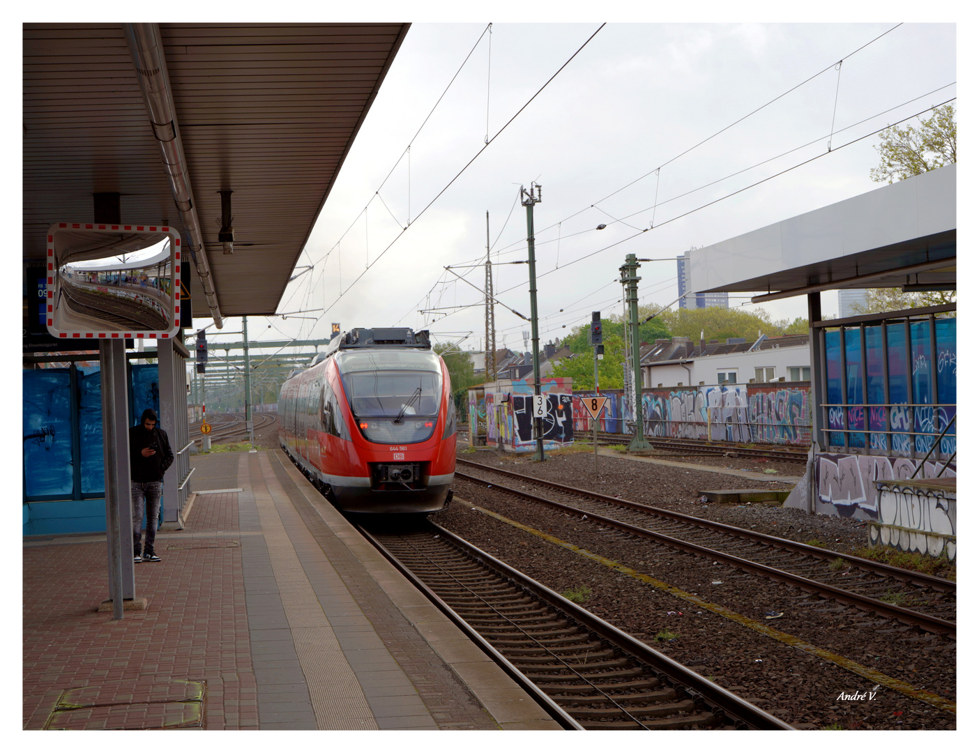 Spiegelbild im Bahnhof