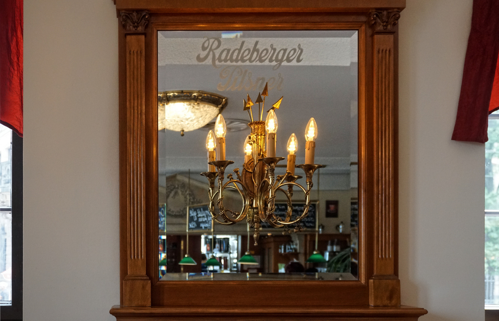 Spiegelbild im CAFÉ Schinkelwache nahe der Semperoper in Dresden