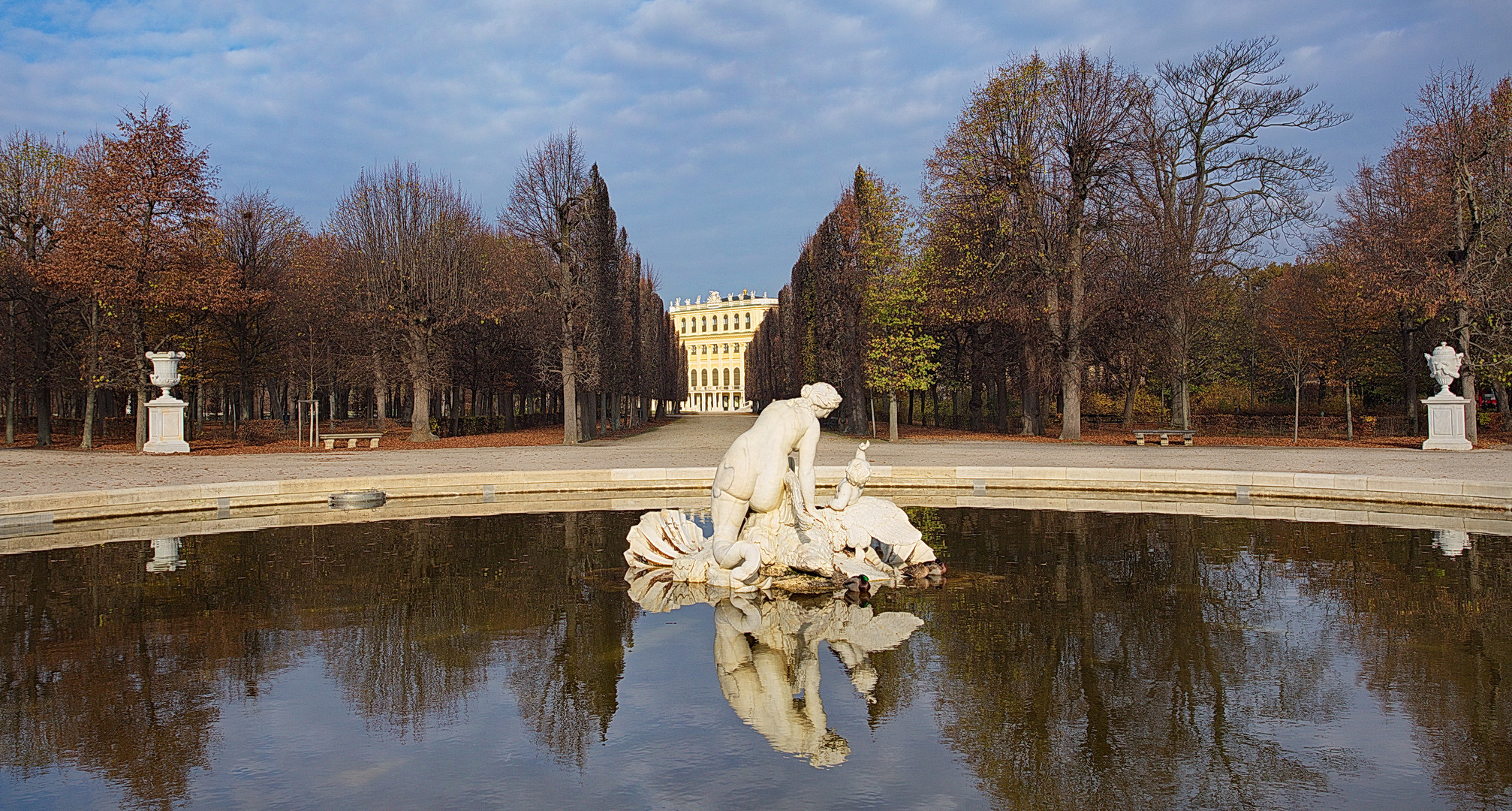 Spiegelbild im Schlosspark