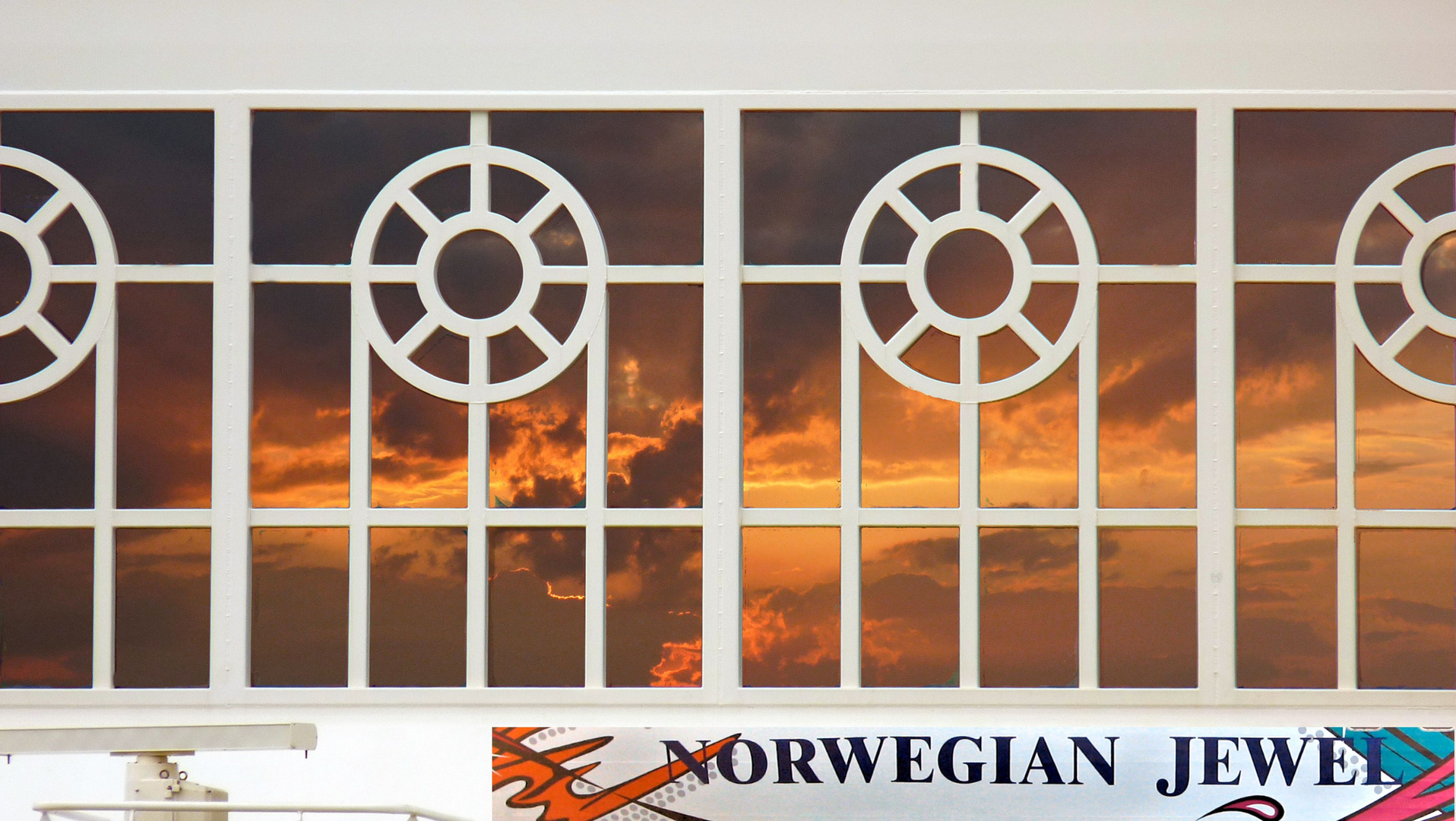 Spiegelbild in den Heckfenstern der Norwegian Jewel