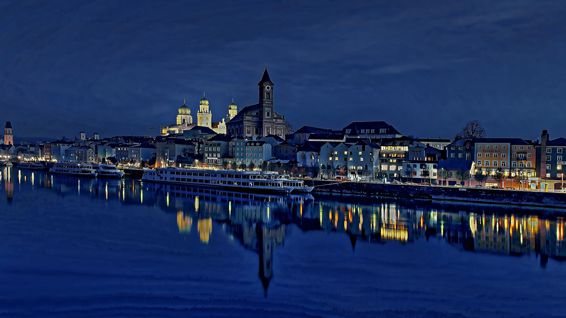 SPIEGELBILD  - Passau bei Nacht -